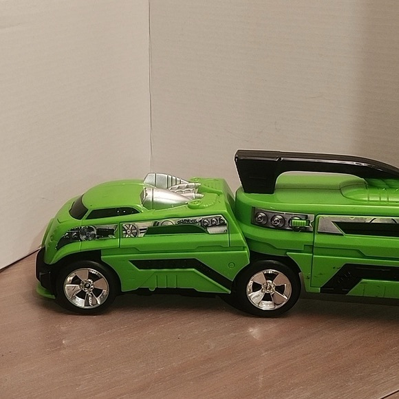 2004 Hot Wheels Green Super Transporter - Picture 2 of 7